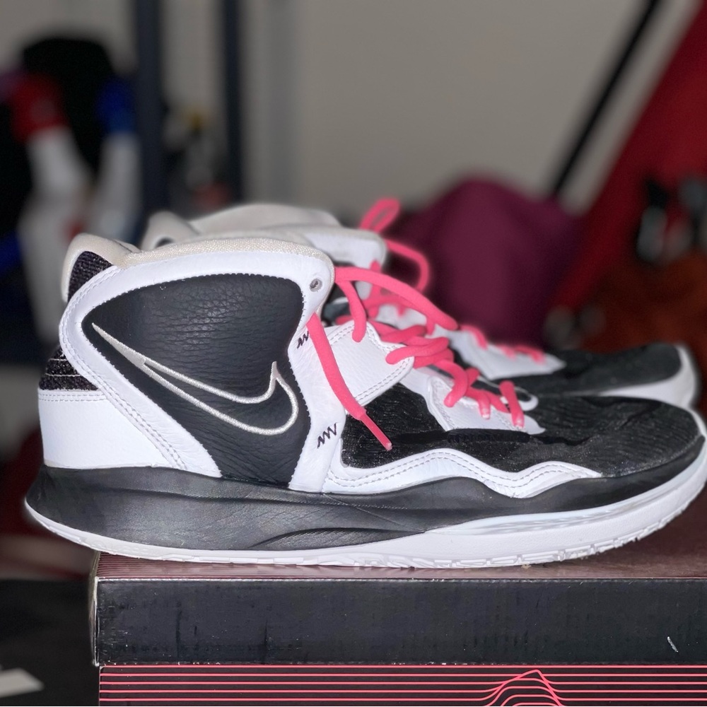 Nike Kyrie Basketball Shoes Black White Men’s Size 10